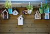 Verschillende vogelhuisjes voor in de tuin